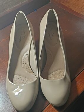 dexflex comfort Nude Patent Round-Toe Heels